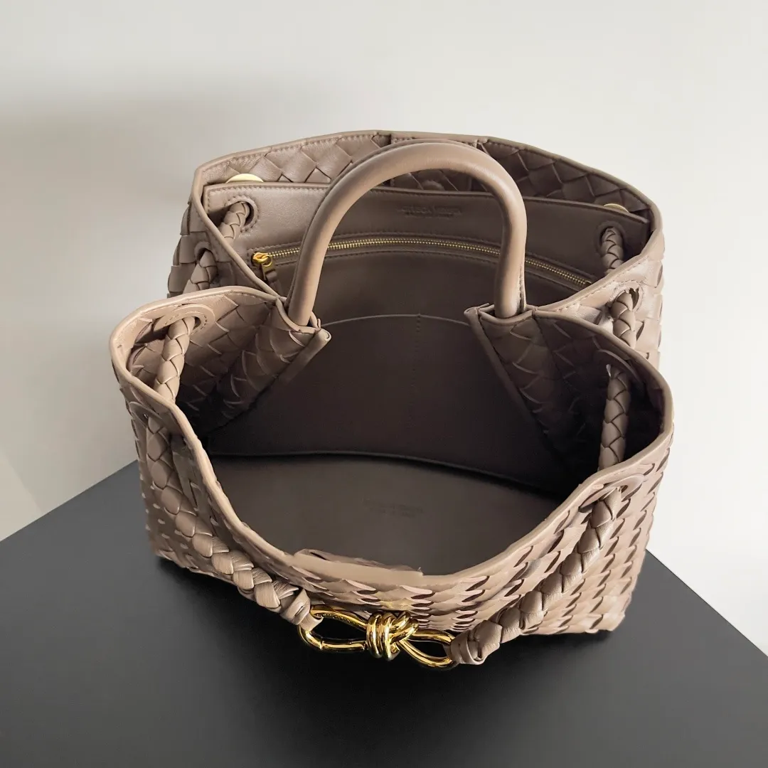 The 2023 new Andiamo batch of 2260 BV has been shipped‼ ️Really popular🔥The new Andiamo woven handbag launched by Bottega Veneta this season is really popular all over the world! ! Celebrities at home and abroad have worn it, and Oscar-winning actress Michelle Yeoh has taken it out on the street. Song Jia, Trai Yara, Yu Feihong, Sanji Ayaka, Rosie Hunting-Whiteley, Yoshioka Riho, etc. have all picked up this bag. It is classic and versatile, showing off its temperament, and the bag capacity is also large, which is very convenient for daily commuting! ! A variety of carrying methods, the shoulder straps can be adjusted by yourself, the original lambskin feels soft and delicate, and the neutral style is made to break gender boundaries and bring a more practical and long-lasting use experience. Andiamo, which has both elegant and casual styles, perfectly interprets the true appearance of "fashionable old money style". Style number: 743572 Size: 32*24*12